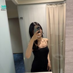 janicee : Le petite robe noire🖤
喜歡身體被強硬地張開
又因為愉悅而收緊的過程
很享受內壁被不斷侵犯的緊繃感
來回四個小時都不會膩
再來幾個人大概也不夠用
只有房間休息的時間不夠用的問題