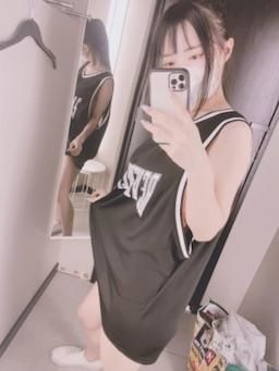 royababy : 喔喔喔好可愛喔❤️是不是該帶回家～～～男生的籃球衣旁邊根本可以露側乳了吧🤣