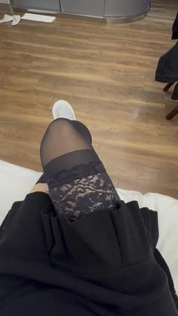 janicee : 穿著黑絲等人❤️
喜歡身體被強硬地張開
又因為愉悅而收緊的過程很享受內壁被不斷侵犯的緊繃感來回四個小時都不會膩再來幾個人大概也不夠用
只有房間休息的時間不夠用的問題