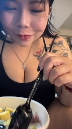sexdinosaur : 今天乖乖吃健康餐，也乖乖穿沒穿好的背心。
有人想看我一邊吃飯一邊…分心的樣子嗎？
#背心誘惑 #女友視角 #你負責看我負責撩 #Swag限定