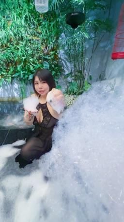 sexdinosaur : 泡泡🫧很多，心事不多。你要不要進來…幫我擦背😳？