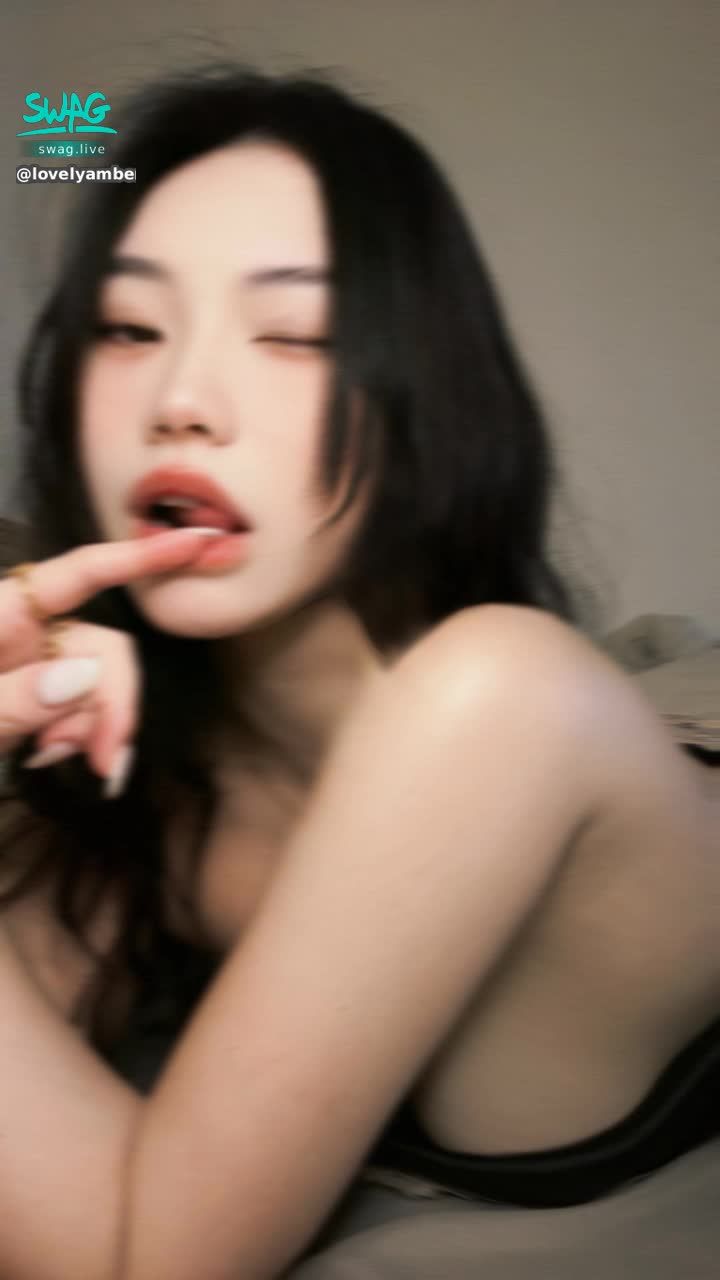lovelyamber : 右滑幫我把衣服脫了😳❤️
