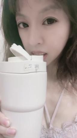 lovemeredith : 我的環保杯裝焦糖瑪其朵咖啡超好喝，你也想喝嗎？