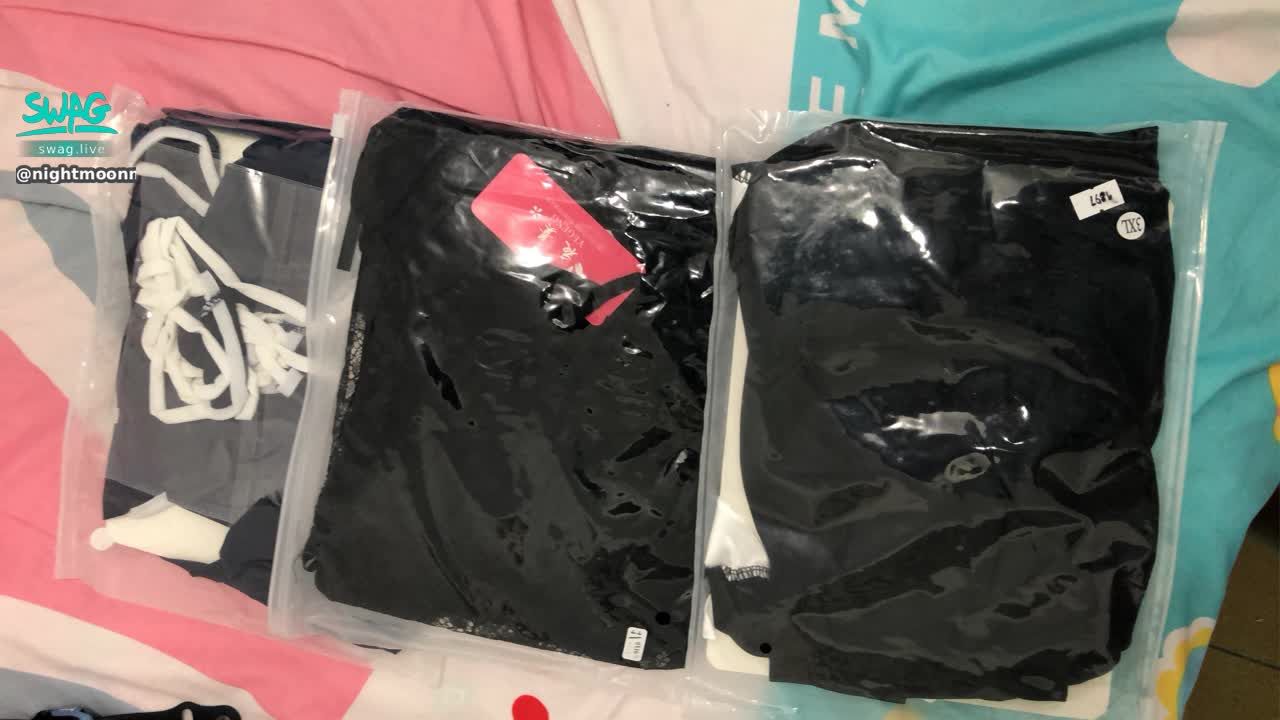 nightmoonm : 嘿嘿 😈猜猜這些衣服是怎樣的呢～