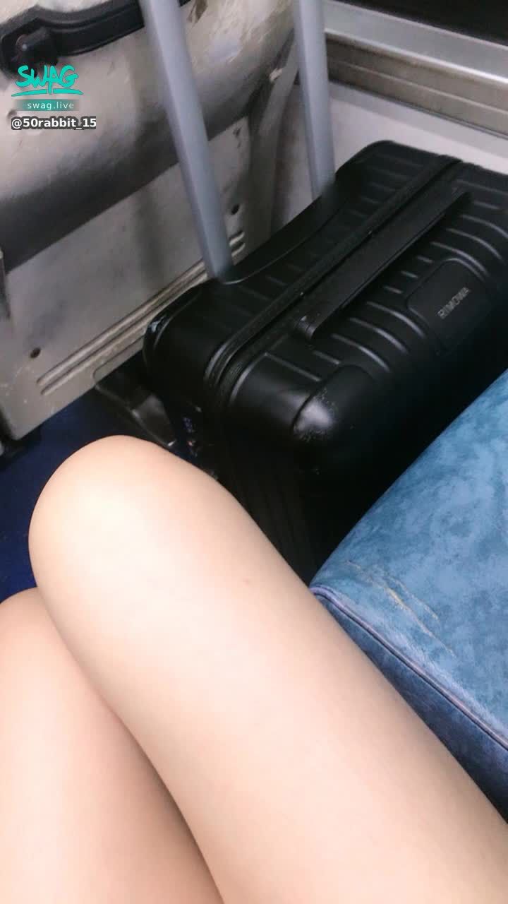 50rabbit_150 : 🚌趕上公車惹！✌🏻🌈塊看我的美腿🦵😗😗😗😗不看我就扁你😗
🤣🤣
希望大家今天直播玩得開心la～～✌🏻😗😗
(哇災亞 你們開心得不得了😭😭 喂～～～～
-
還沒追蹤記得點追蹤喲～
歡迎 吳迎加購來 🧘🏻‍♀️☝🏻
-
醜照傳給我我不會打人的放心🙃我超渡🙏🏻🙏🏻🙏🏻🙏🏻🙏🏻🙏🏻🙏🏻🤣