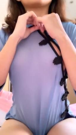 elsababy : 沒想到大家還蠻喜歡這套衣服的🥰😜
現在看我一顆一顆解開鈕扣😜奶子蹦出來超色的🫣
一大早，奶子給你當早餐🥰