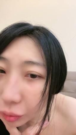 bershuka : ⬇️五月領禮物方式⬇️
💝私訊送我漂亮寶貝-高跟鞋一雙👠，即可獲得新粉專屬”露全臉同框一分鐘巨乳長腿激凸火辣挑逗影片”
💝私訊密語「我是5月新粉」即可領取最新日常居家性感大奶甜撩影片！

#寵粉大濕 #只是講話有點機車 #但我其實很好相處的 #青筋奶 #素顏居家日常