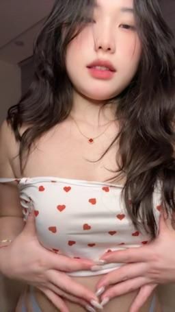 lovelyamber : 睡衣穿著就想脫掉😳 今晚可以輕一點嗎寶貝🥺