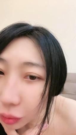 bershuka : ⬇️五月領禮物方式⬇️
💝私訊送我漂亮寶貝-高跟鞋一雙👠，即可獲得新粉專屬”露全臉同框一分鐘巨乳長腿激凸火辣挑逗影片”
💝私訊密語「我是5月新粉」即可領取最新日常居家性感大奶甜撩影片！

#寵粉大濕 #只是講話有點機車 #但我其實很好相處的 #青筋奶 #素顏居家日常 #sexy #性感 #白皙 #生活