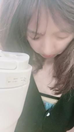lovemeredith : 用我的環保杯裝可樂，你的可樂呢？是用買的還是喝的？