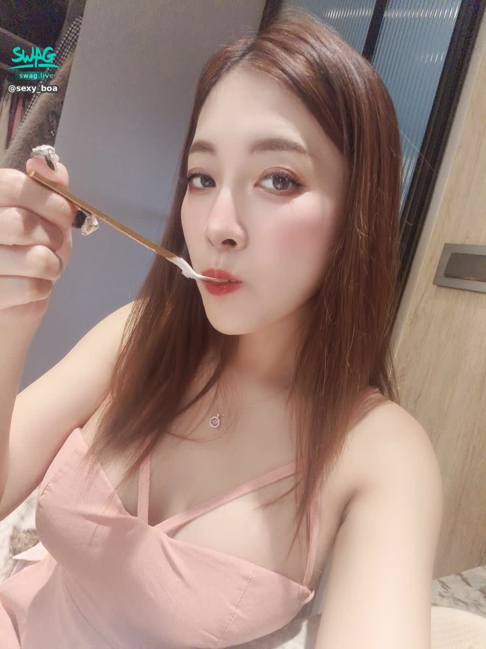 sexy_boa : 哥哥中午吃飽了嗎？💋🍧🍨