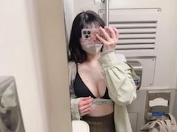 uubabyuu : 在外面突然好想要😈只好躲起來耍騷