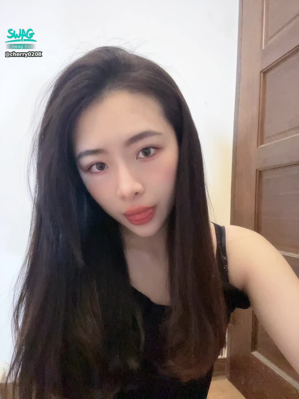 cherry020800 : 其實比起漂亮，我更喜歡拍照扮醜🤣🤣🤣喜歡調皮的糖葫蘆嗎😛  #生活 #日常 #露臉 #可愛 #白白嫩嫩 #大眼睛 #性感 #sexy