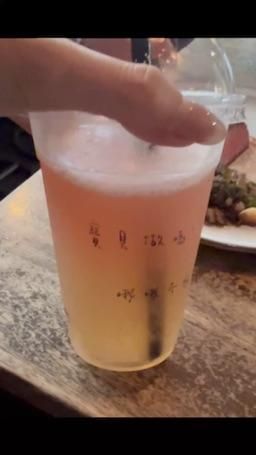puppyloveu : 今天在餐廳獲得了一個很特別杯子🤣🤣
你們說，做嗎？

 1️⃣按下「追蹤」不會錯過怕筆的直播
 2️⃣看看「影片」➕「限動」先看我多騷
 3️⃣私訊 「怕筆本人」回覆 來跟我純❤️約會

I’m 怕筆✏️護理界🔞暗黑小曾莞婷💓