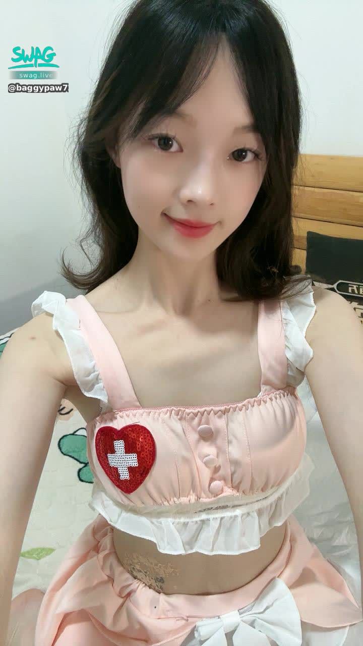 baggypaw7202 : 今日穿护士服~
