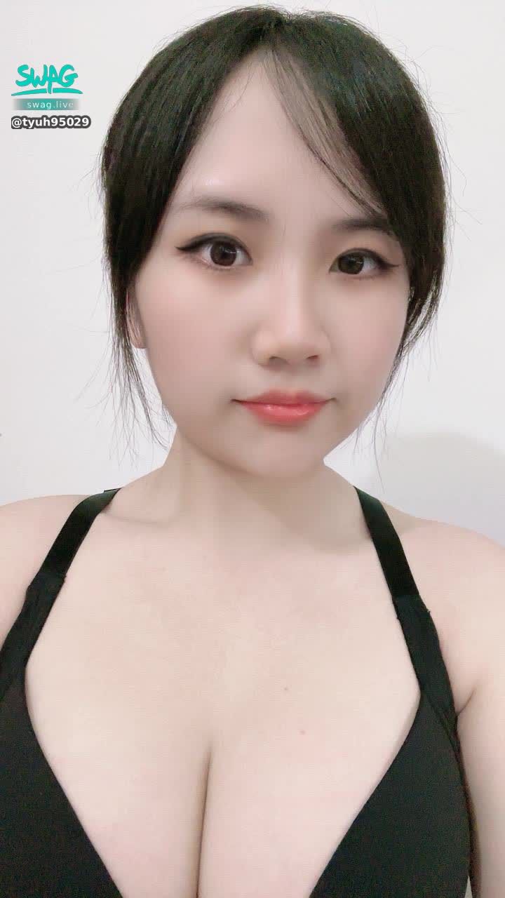 tyuh95029 : 新買的素色內衣喜歡嗎💋
回覆此篇好喜歡😍可以領影片😛
