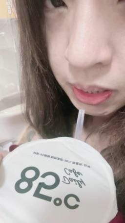 lovemeredith : 喝焦糖瑪其朵咖啡，你要陪我熬夜壞壞嗎？