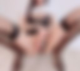 chloeebb : 大家最愛的！黑絲+高跟M字腿玩肉棒🔥🔞
其實有時候不是全裸才好看 
這種脫一半的更色🔥💦

Babe這部是露臉長片唷🔥想知道怎麼獲得趕快私訊我😗