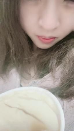 lovemeredith : 早餐吸豆花，你也想被我吸嗎？褲子脫掉