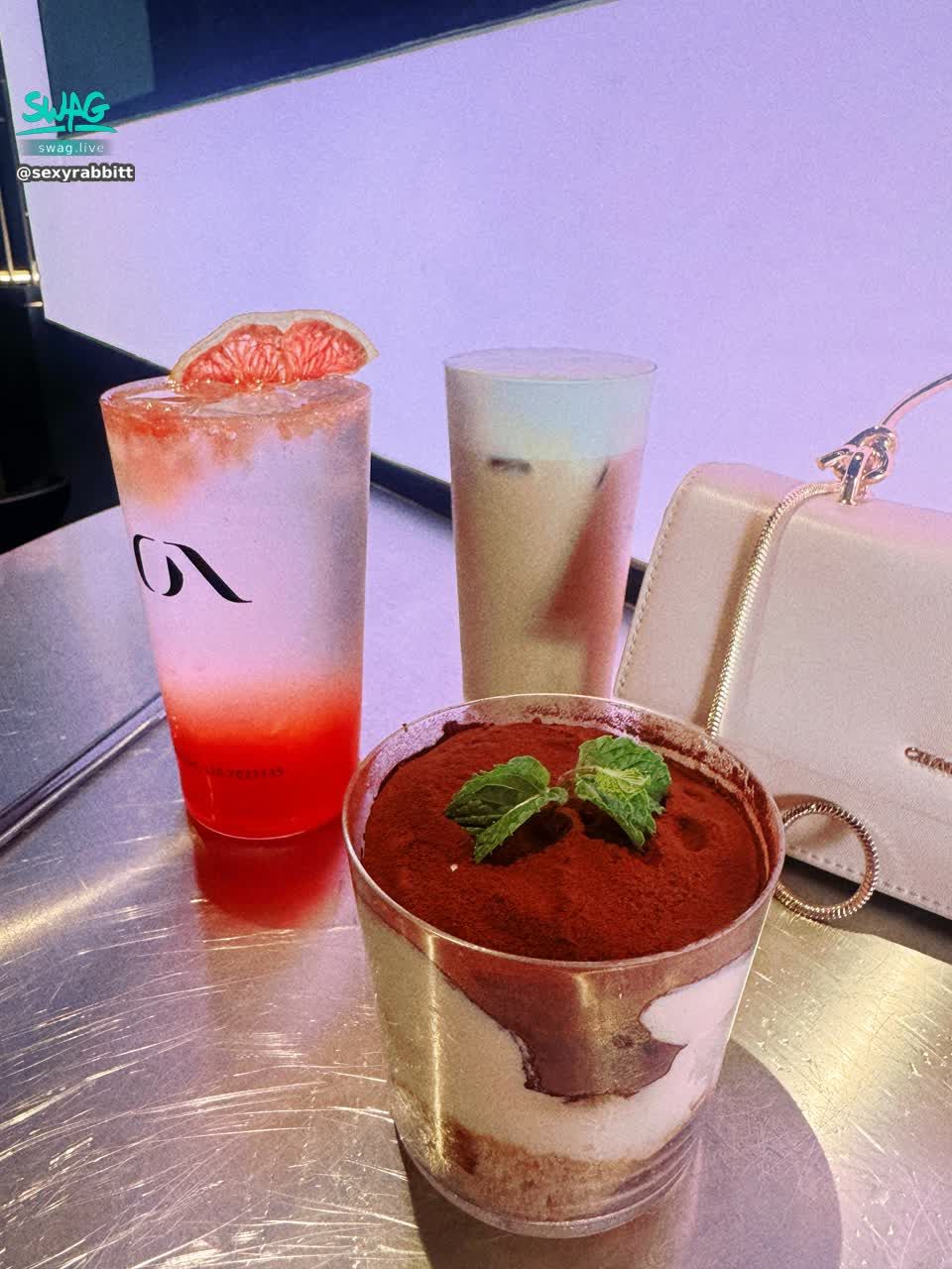sexyrabbitt : 今天有點小開心，有人請我喝咖啡還偷偷稱讚我很有氣質🫶🏻🫶🏻🫶🏻