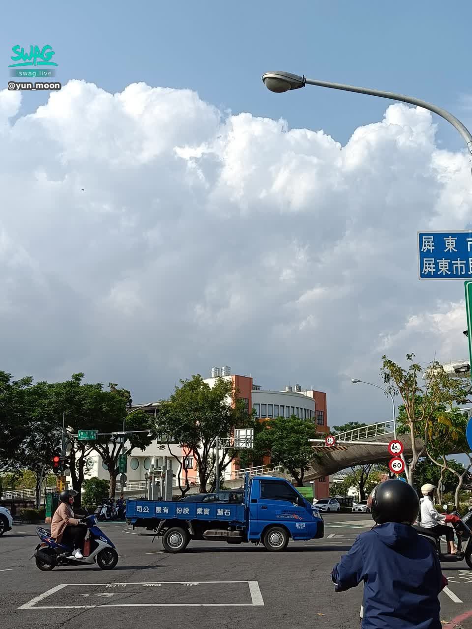 yun_moon : 今天天氣陰晴不定的，
早上下大雨中午出大太陽，
寓意著雨過天晴的意思，
大家出門在外行車注意安全唷~