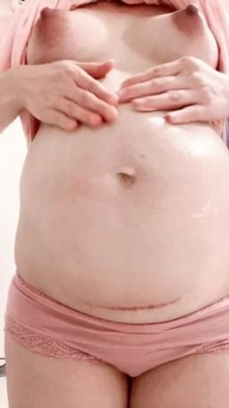 momopoly0035 : 當媽媽好辛苦
每天都要抹乳液
喜歡這顆圓肚肚嗎？