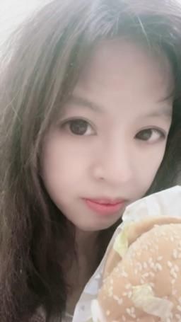 lovemeredith : 宵夜吃青椒椒雞腿堡，你也餓了嗎？該不會是想吃我吧