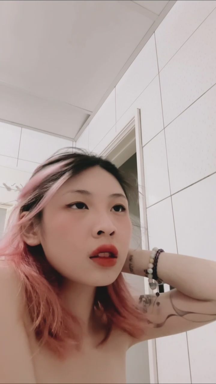lustine : 有人看到我的衣服嗎👀怎麼刷個牙就不見了😈    #sexy #性感 #生活 #日常 #騷 #奶 #露臉 #可愛 #全swag顏值最高 #白白嫩嫩