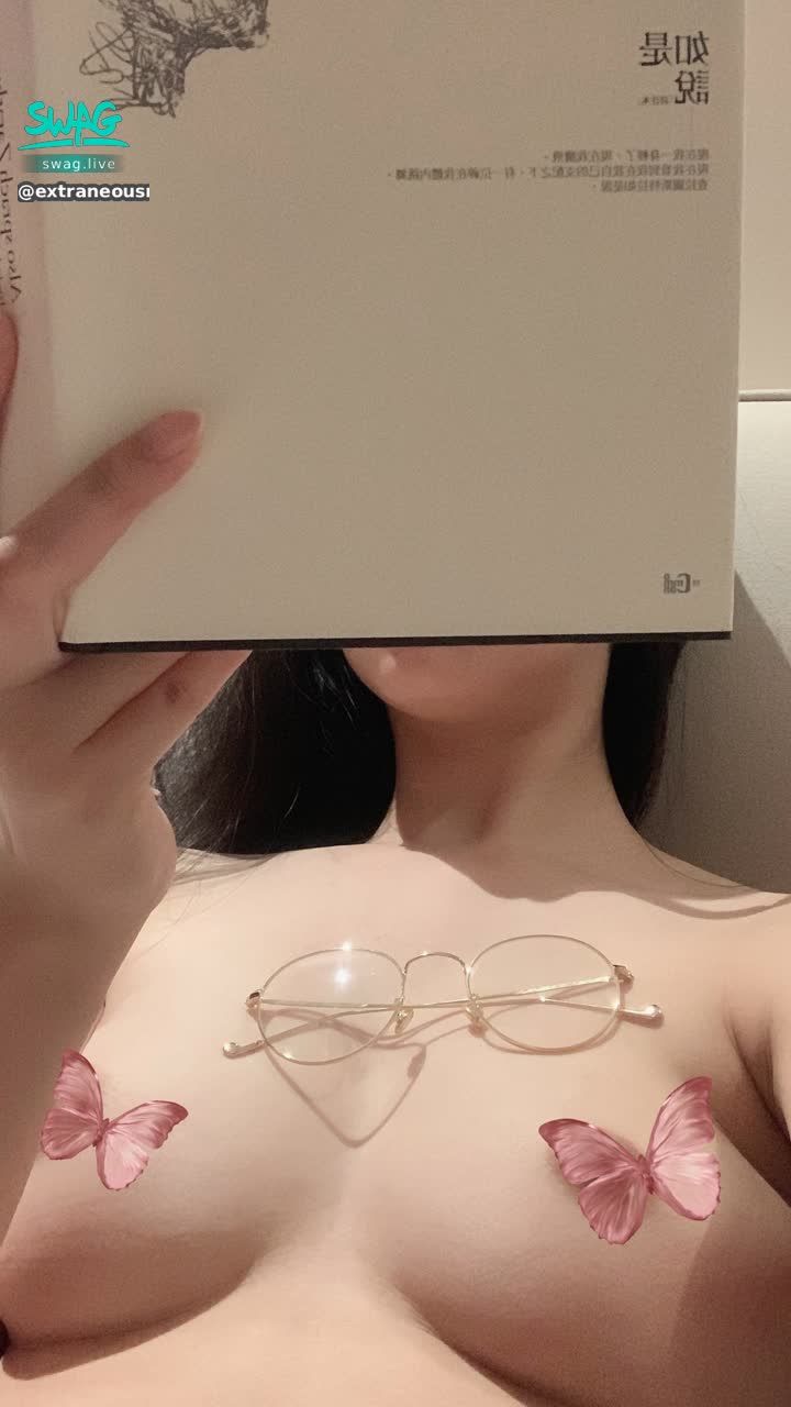 extraneousrain50532 : 她說，書裡的故事太乾淨了。
所以她用自己的方式，寫一段不被允許的段落。
翻過這一頁之前，請先關上燈🌒