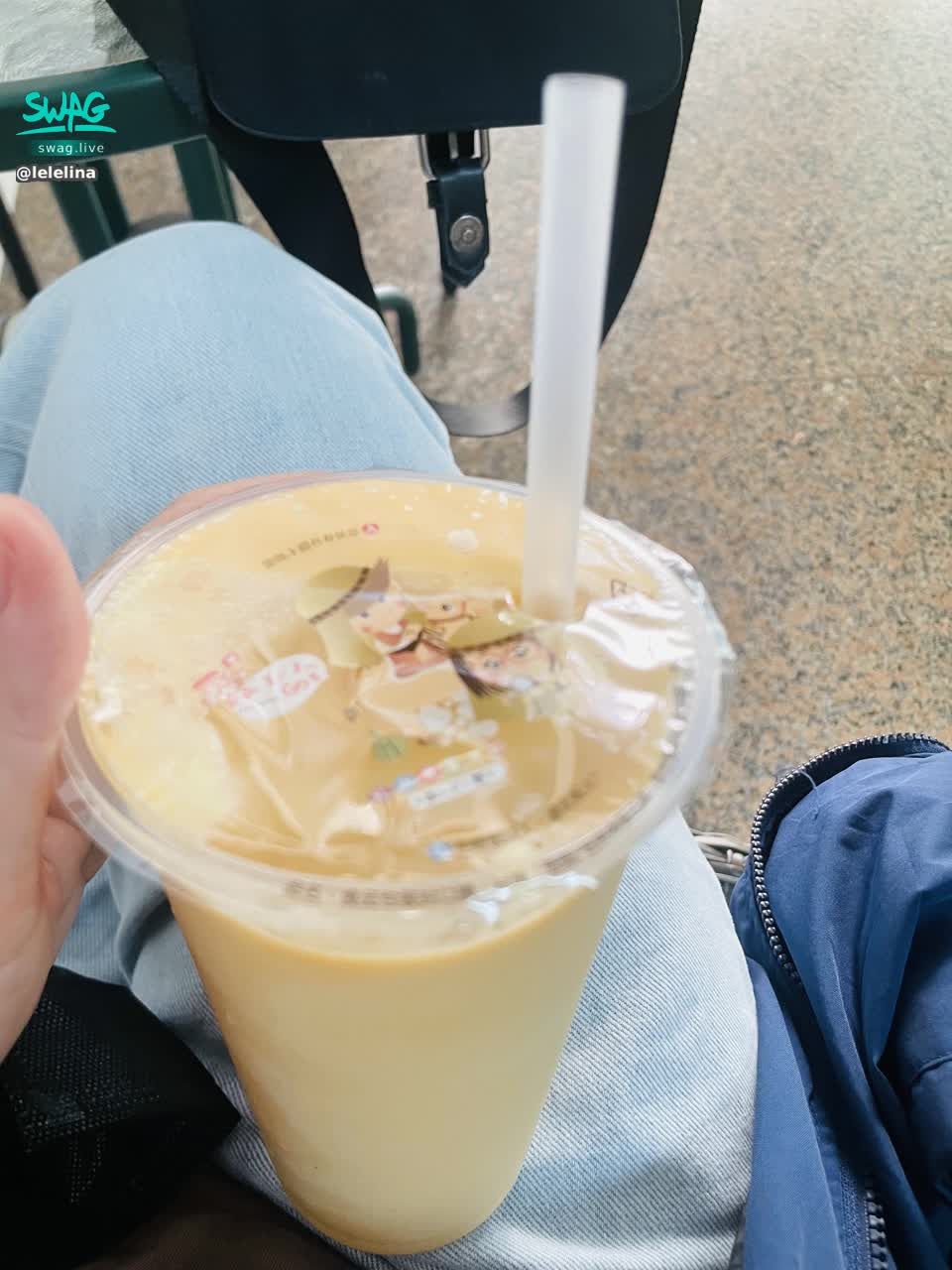 lelelina : 隨意走進一家老字號無牌的果汁店～點了木瓜牛奶
老闆對我說～
「小解～那個你會介意有酪梨🥑嗎？因為這個剛有人點酪梨，我覺得過水就有水氣…」
我當下其實有疑問？但礙於老人家老闆不太好意思為難別人的好意。
所以我就說好～
反正有沒有都無所謂還多一味酪梨奶的香味🤣🤣🤣🤣
反正都會拉…..🤣🤣🤣🤣🤣
#樂樂#日常