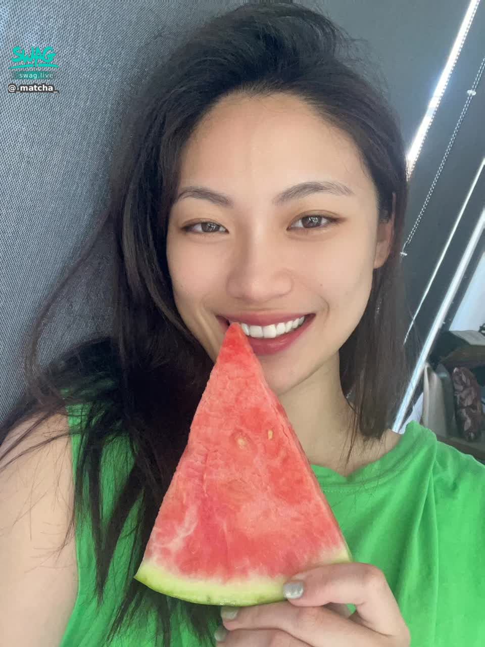 _matcha_ : 這天氣就是要吃西瓜呀🍉不小心穿的也很像西瓜皮😆😆😆 #sexy #日常 #生活 #露臉 #甜美 #全swag顏值最高 #可愛 #性感