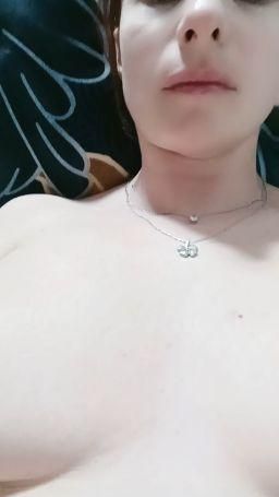 julielove : I mumble my boobs and play with my tongue