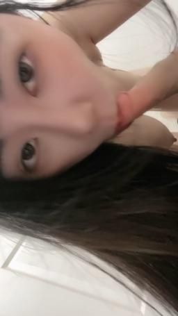 miyukibaby : 最喜歡看我吃棒棒🥵想全部射給我..