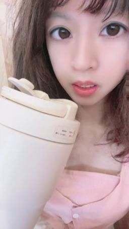 lovemeredith : 天氣好熱，帶我的環保杯裝冰紅茶，你想不想喝