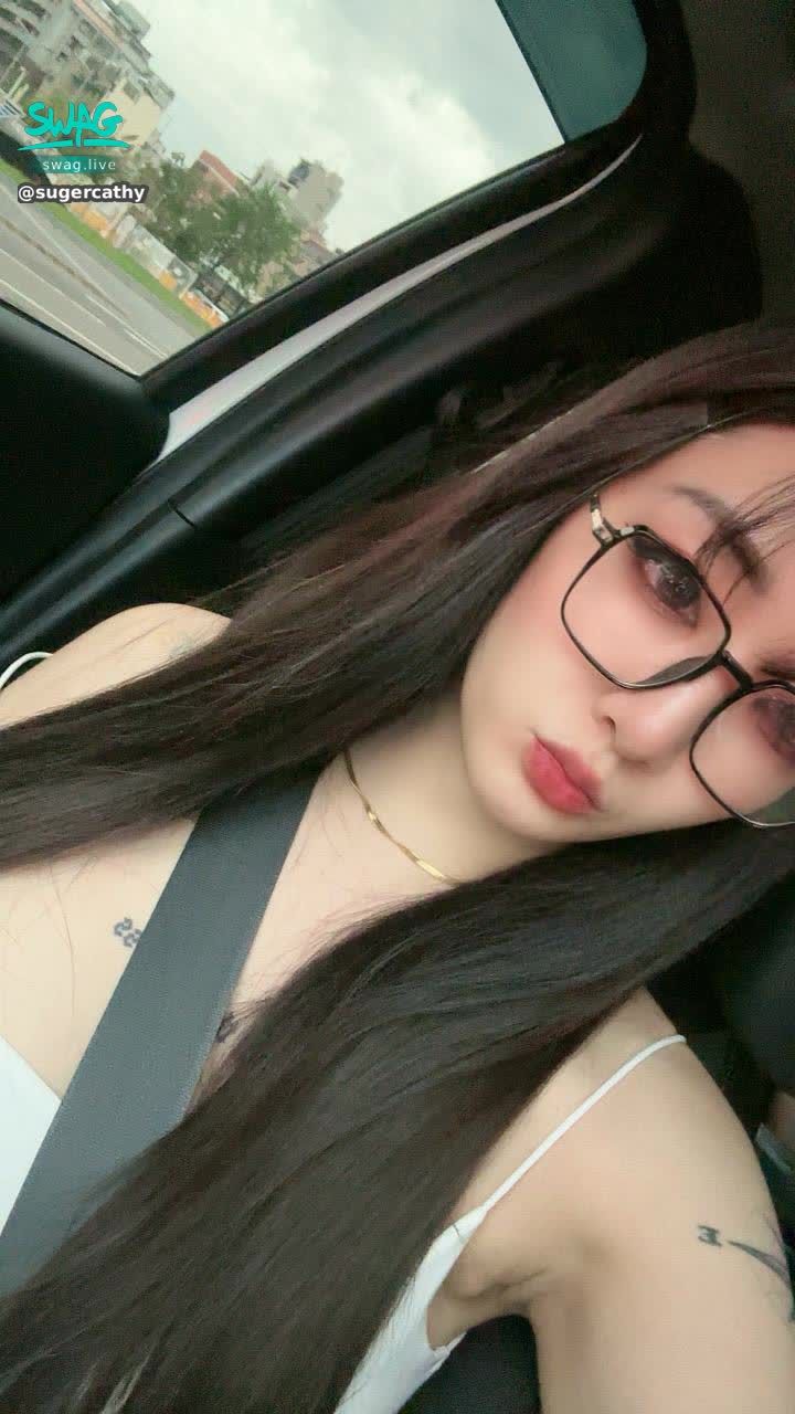 sugercathy : 今晚聊天室需要230顆紫黑鑽😭😭

有寶寶要幫幫嗎😔

看要吃飯約會或拿大尺度淫片都可以唷