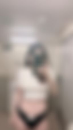 quinniee : 好刺激❗️沒穿內衣 在高鐵上廁所⋯順便 色色一波🫣（完整版私訊偶
