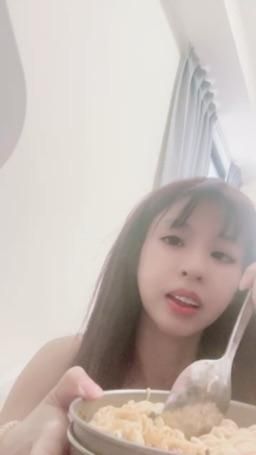 lovemeredith : 皮蛋伴泡麵好吃耶，要不要我弄給你吃