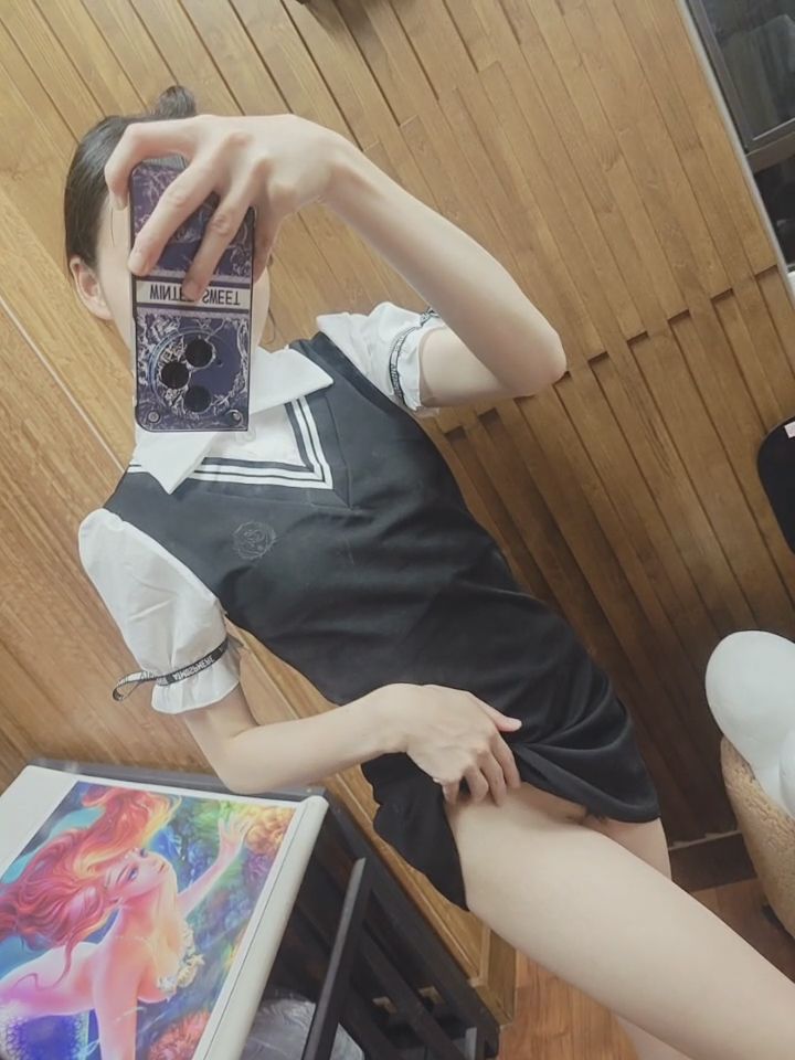 quanna : 裡面...沒穿唷😜😜😜