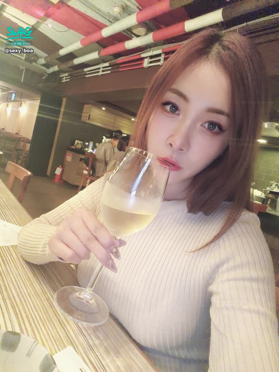 sexy_boa : 🍻寶兒祝哥哥們的母親節快樂喔~乾杯🥂🦞