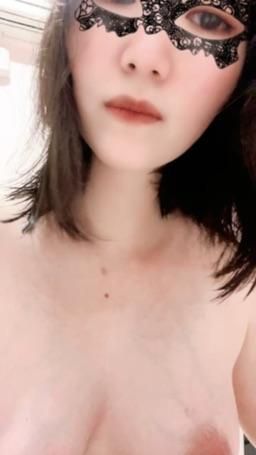 momopoly0035 : 邊揉奶邊吹頭髮的騷人妻