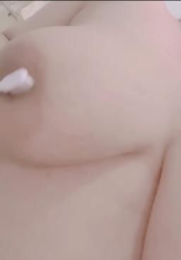 sexybearr : 🔥無碼露點外露🔥用牙刷玩乳頭🥵💦小小的🔞🔞大大的奶奶