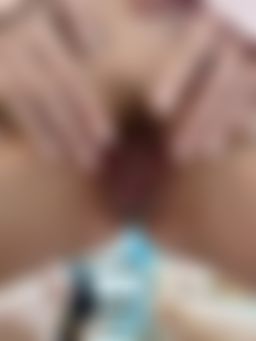 lizbaby : 趁家人不注意，特寫掰開騷穴給哥哥幹😈
#露穴 #穴穴 #特寫
