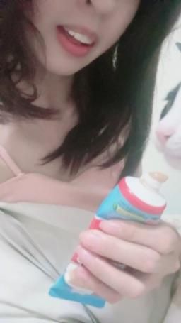lovemeredith : 餵主子吃肉泥，你家也有主子嗎？可以換片片呦