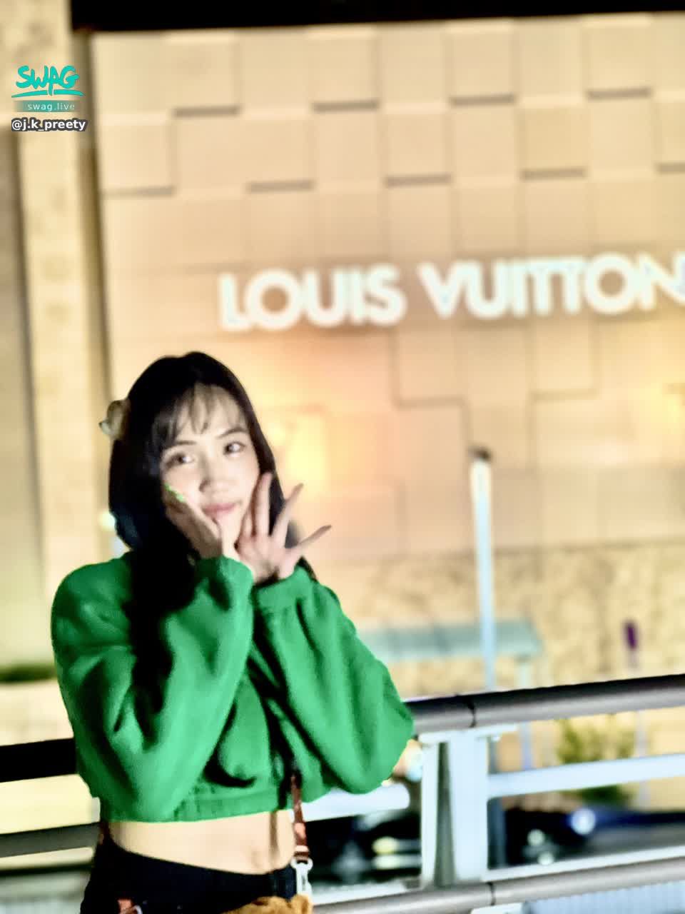 j.k_preety : 今天天氣很好☁️適合和Babe打打鬧鬧 親親抱抱🤗