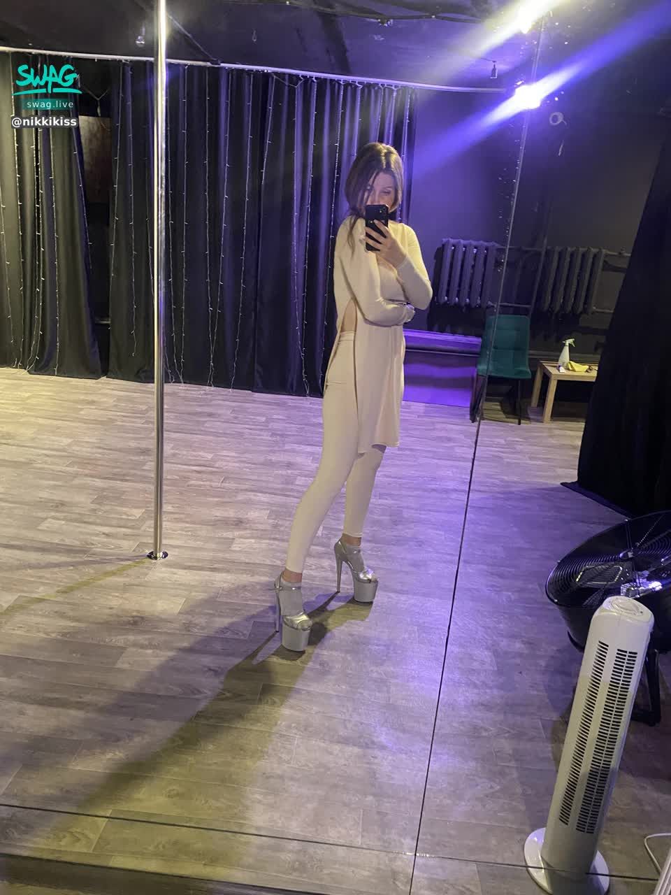 nikkikiss : 👋 hi