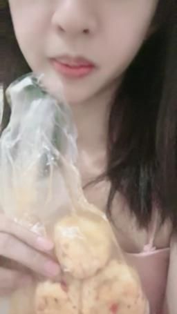 lovemeredith : 加辣的小籠包，1顆8元會貴嗎？沒有以前便宜，多肉汁好吃，還是你知道哪裡有，帶我去吃
