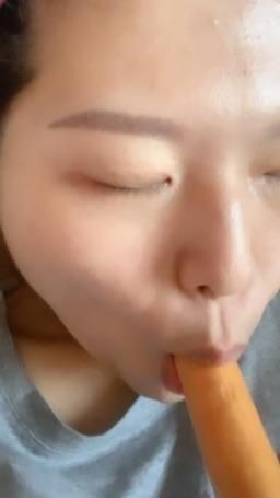  : Started eating hot dog sticks 🔥 Savor the different shades 💦 Accompanied by the moaning sound of eating sticks 😍 Brother, do you want to be that hot dog? #sexy #性感 #生活 #騷 #露臉 #呻吟 #hot #可愛 #全swag顏值最高 #白白嫩嫩 #blowjob #口交 #淫蕩 #誘惑 #甜美 #beauty #sexygirl #誘惑 #大眼睛 #男友視角 #甜心 #girl