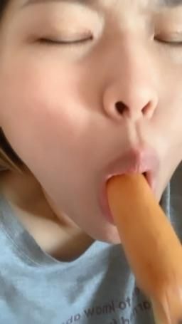  : The whole hot dog stick is sucked in and the painful moan is thrust in and out quickly 🥹 I ate silently until my eyes were filled with tears. 🥹 What would my brothers do to me? 🔥 Send me a private message to let me know 😳 #sexy #性感 #生活 #騷 #露臉 #呻吟 #hot #可愛 #全swag顏值最高 #白白嫩嫩 #blowjob #body #口交 #淫蕩 #sexygirl #大眼睛 #誘惑 #beauty #甜美 #甜心 #男友視角 #girl #舌頭 #babygirl #清純