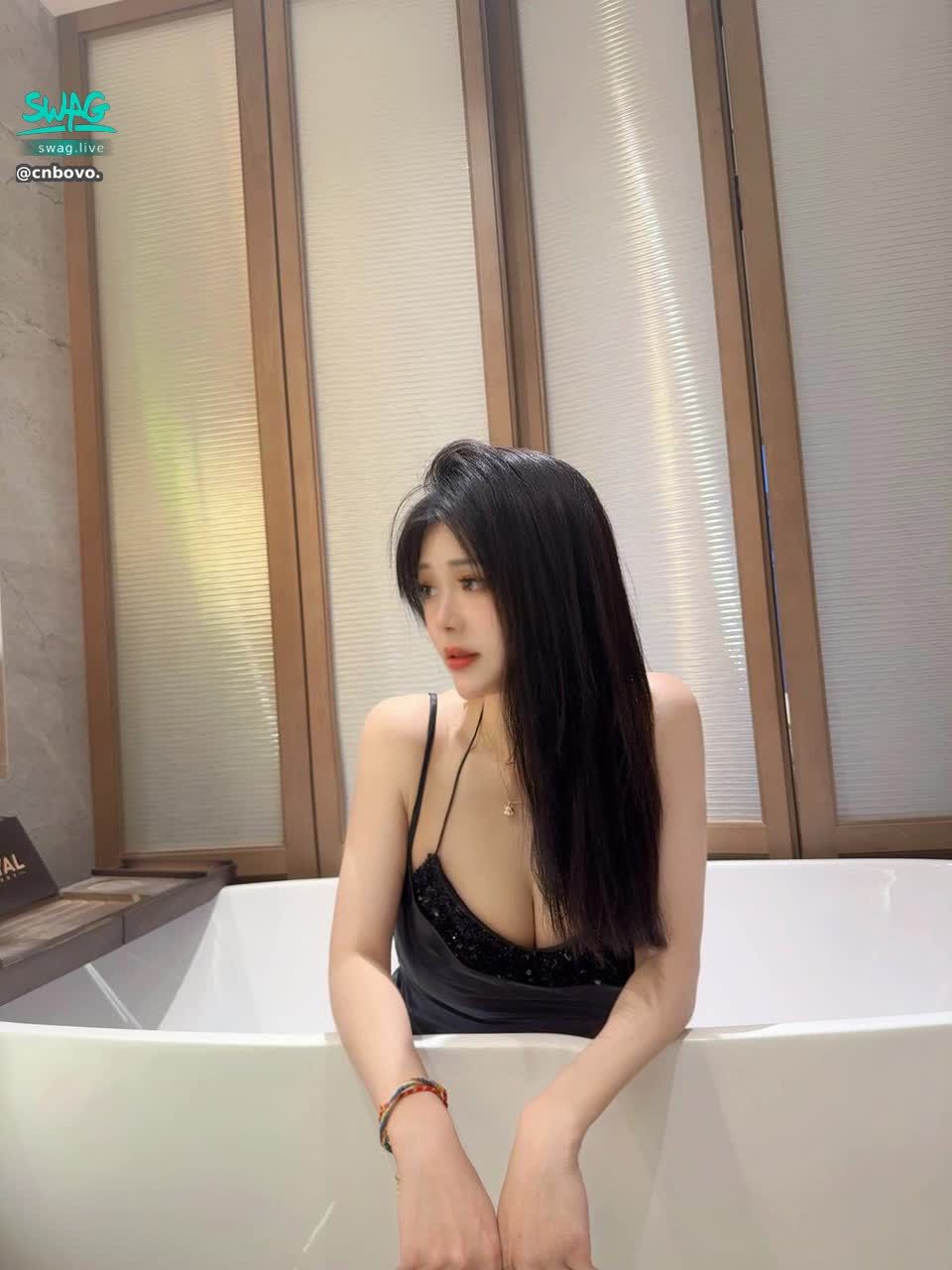 cnbovo. : 小萌新报道  希望大家耐心指导
5.12/（天）21:00  玩具诱惑 满10万砖石上空诱惑  满30万砖喷水🐳  #主题直播