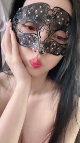 monass : 最近都沒開直播，有沒有一點想我？